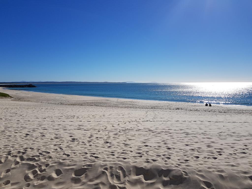 Chill-Out Beachside - Main Beach 포스터 외부 사진