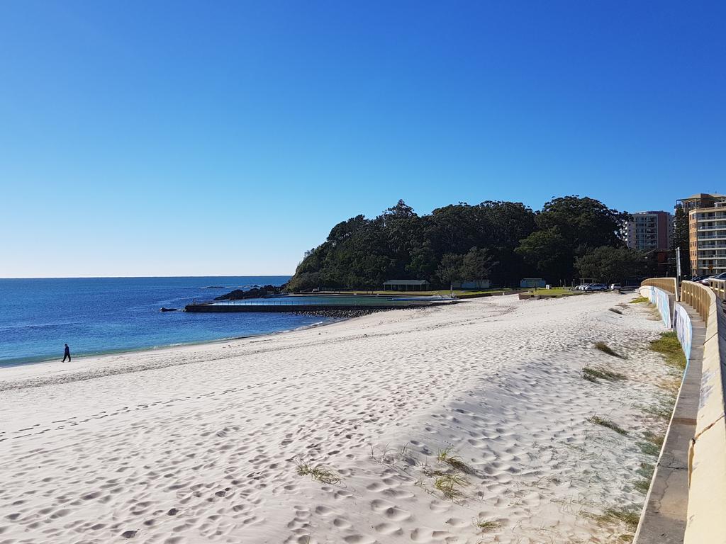 Chill-Out Beachside - Main Beach 포스터 외부 사진