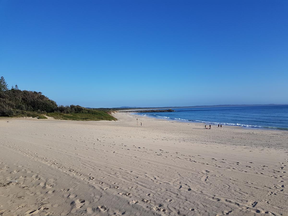 Chill-Out Beachside - Main Beach 포스터 외부 사진