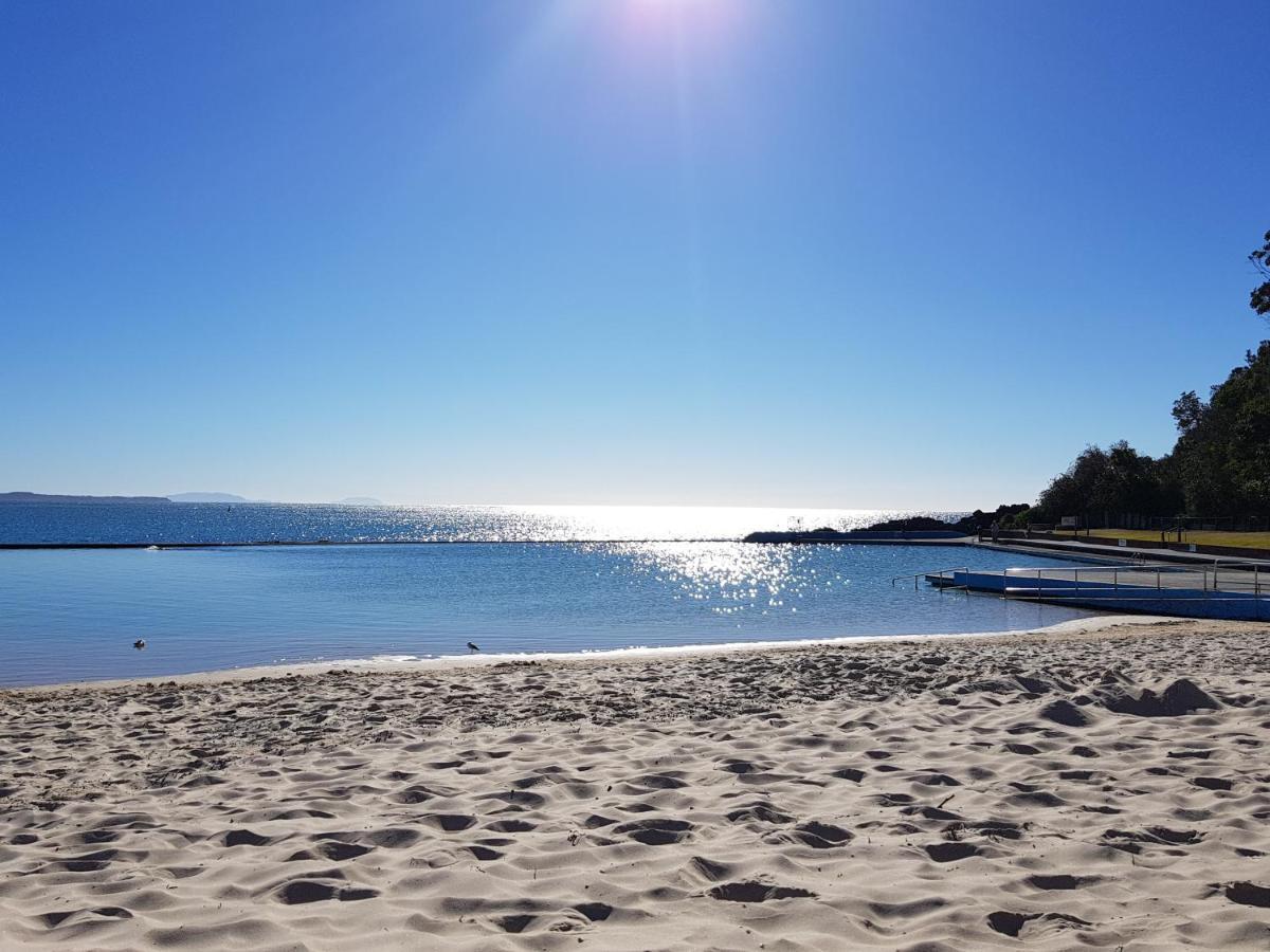 Chill-Out Beachside - Main Beach 포스터 외부 사진